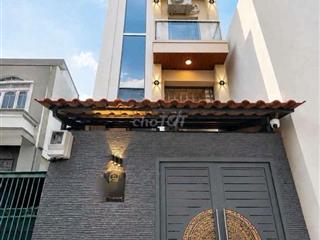 Nhà ở hoặc làm chdv Quận 4