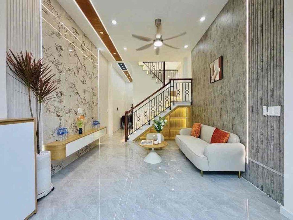 Mặt Tiền Khu HIỀN VƯƠNG, 4 Tấm, 4 x 18m, 5 Phòng Ngủ, 5 wc, sân Thượng