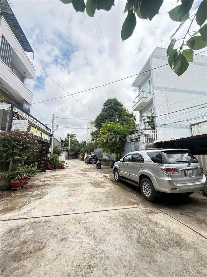 Bán nhà ngay cổng ĐH Ngân Hàng 240m2 ,3 tầng chỉ 16,2 tỷ. hẻm rộng 8 m