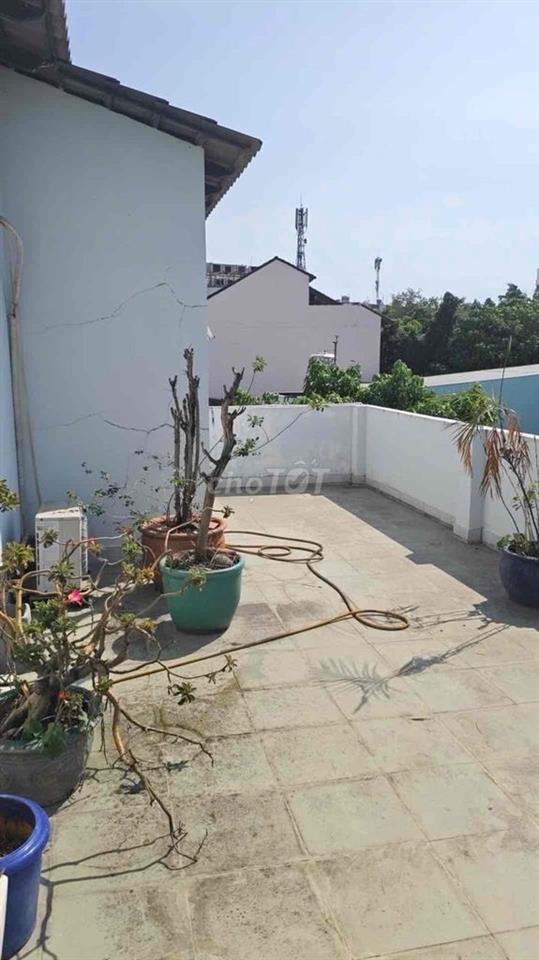 Bán nhà ngay cổng ĐH Ngân Hàng 240m2 ,3 tầng chỉ 16,2 tỷ. hẻm rộng 8 m
