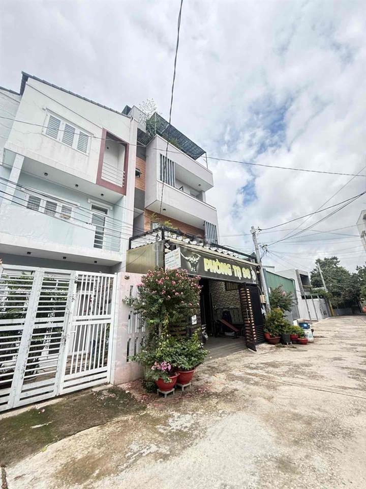 Bán nhà ngay cổng ĐH Ngân Hàng 240m2 ,3 tầng chỉ 16,2 tỷ. hẻm rộng 8 m