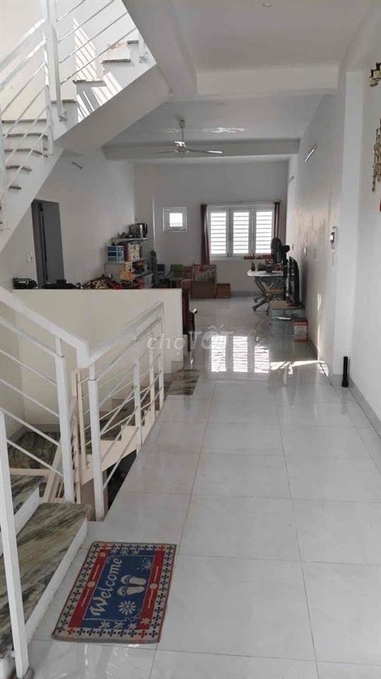 Bán nhà ngay cổng ĐH Ngân Hàng 240m2 ,3 tầng chỉ 16,2 tỷ. hẻm rộng 8 m