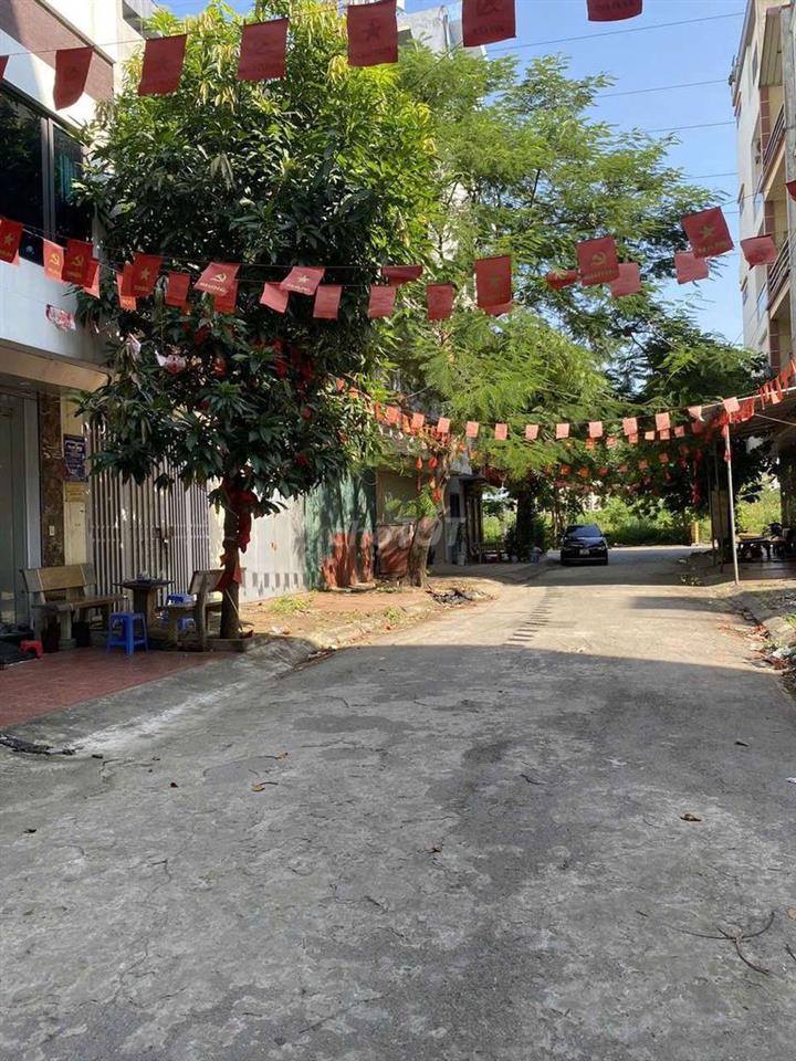 cách cổng sau penika 200m