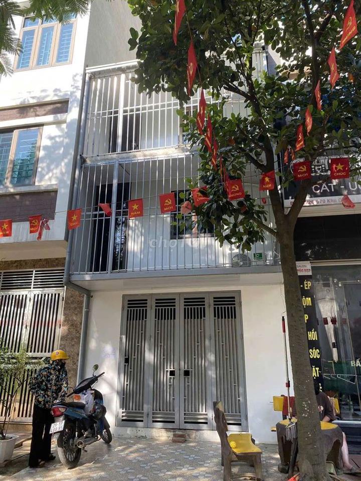 cách cổng sau penika 200m