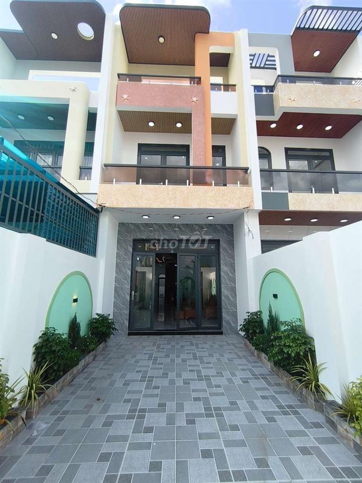 NHÀ MẶT TIỀN 148M2 KHU DÂN CƯ MẪU GIÁO LONG TRẠCH FULL NỘI THẤT