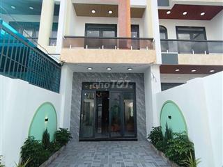 NHÀ MẶT TIỀN 148M2 KHU DÂN CƯ MẪU GIÁO LONG TRẠCH FULL NỘI THẤT