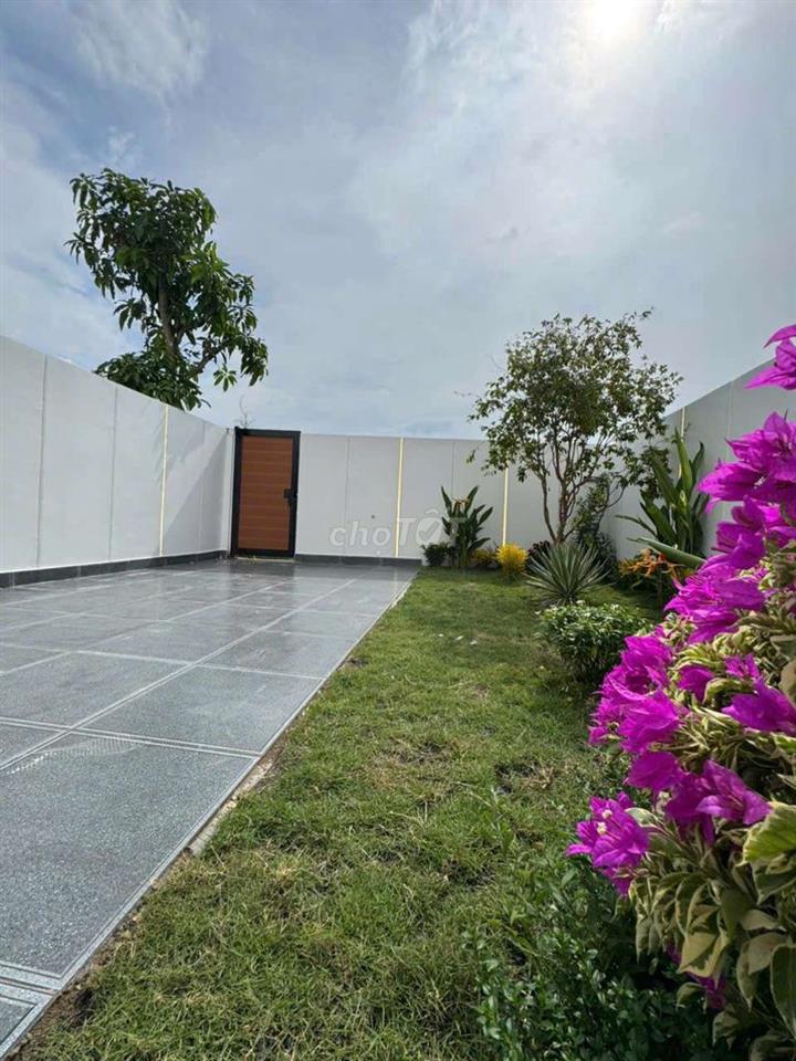 NHÀ PHỐ SÂN VƯỜN 140M2 GẦN TRƯỜNG TIỂU HỌC LONG KHÊ TRỌN GÓI 2 TỶ 750
