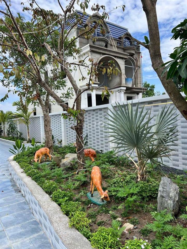 BIỆT THỰ SÂN VƯỜN 528M2 GIÁP RANH BÌNH CHÁNH FULL NỘI THẤT 