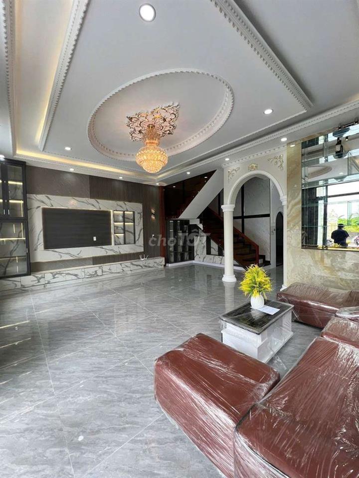 BIỆT THỰ SÂN VƯỜN 528M2 GIÁP RANH BÌNH CHÁNH FULL NỘI THẤT 