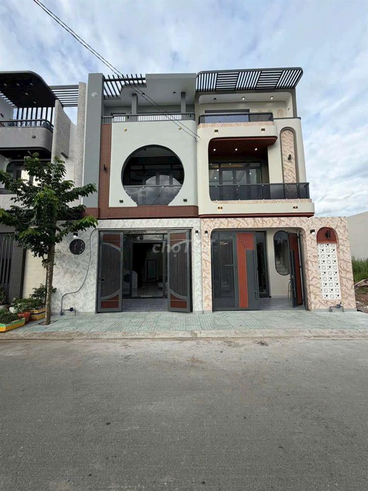 NHÀ 2 TẦNG MẶT TIỀN ĐẦU KHU DÂN CƯ LONG HOÀ 
