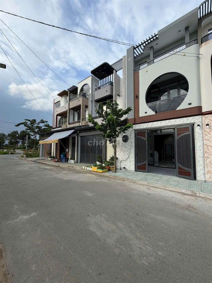 NHÀ 2 TẦNG MẶT TIỀN ĐẦU KHU DÂN CƯ LONG HOÀ 
