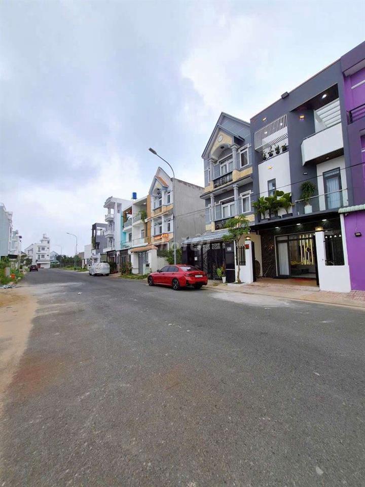NHÀ 3 TẦNG KHU ĐÔ THỊ 5 SAO GẦN CHỢ BÌNH CHÁNH 