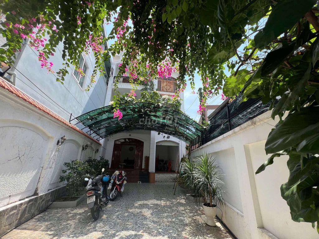 Cho thuê biệt thự sân vườn 5PN full nội thất hiện đại