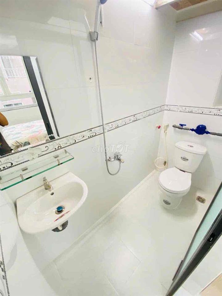 TRỐNG SẴN CĂN CỬA SỔ TRỜI NGAY CẦU VƯỢT 3/2 — UEH NGUYỄN TRI PHƯƠNG