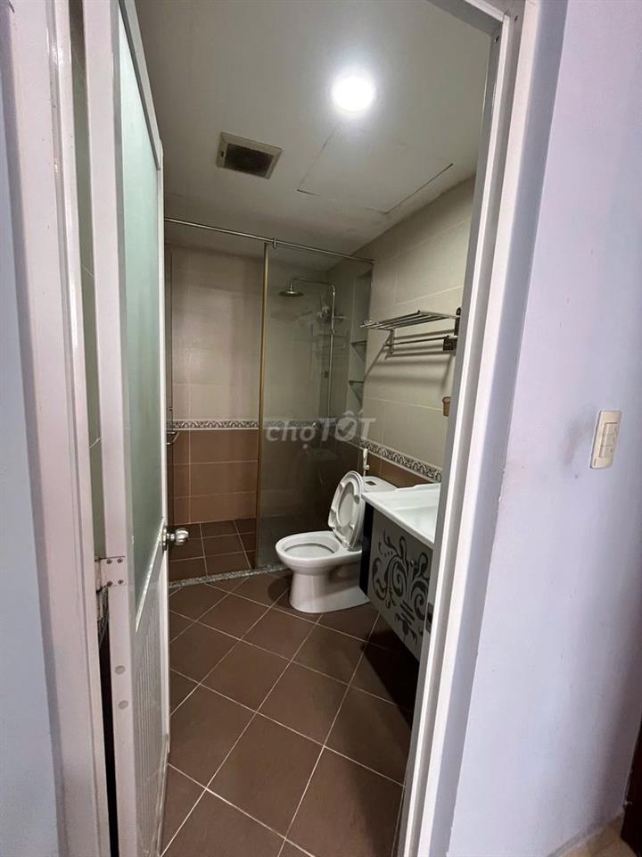 Thuê nhà khu vực sân bay full nội thất có  cửa sổ trời 