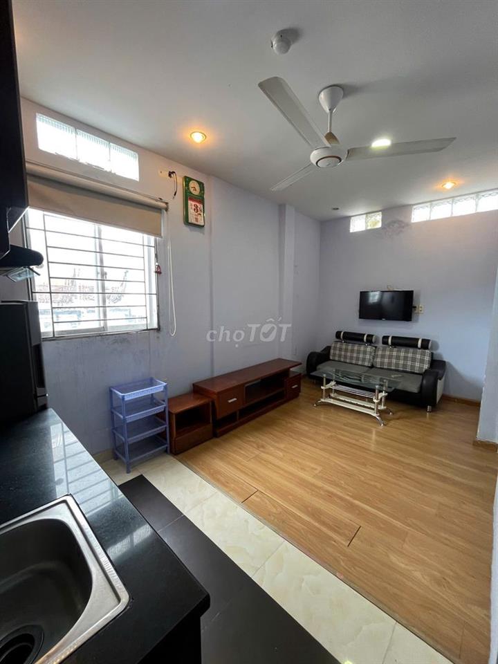 Thuê nhà khu vực sân bay full nội thất có  cửa sổ trời 