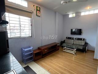 Thuê nhà khu vực sân bay full nội thất có  cửa sổ trời 