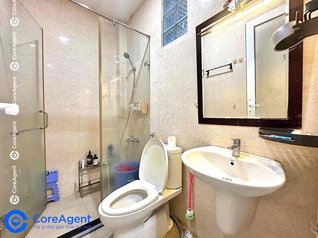 Cần sang nhượng lại phòng - Veiw cửa sổ trời - sẵn nội thất
