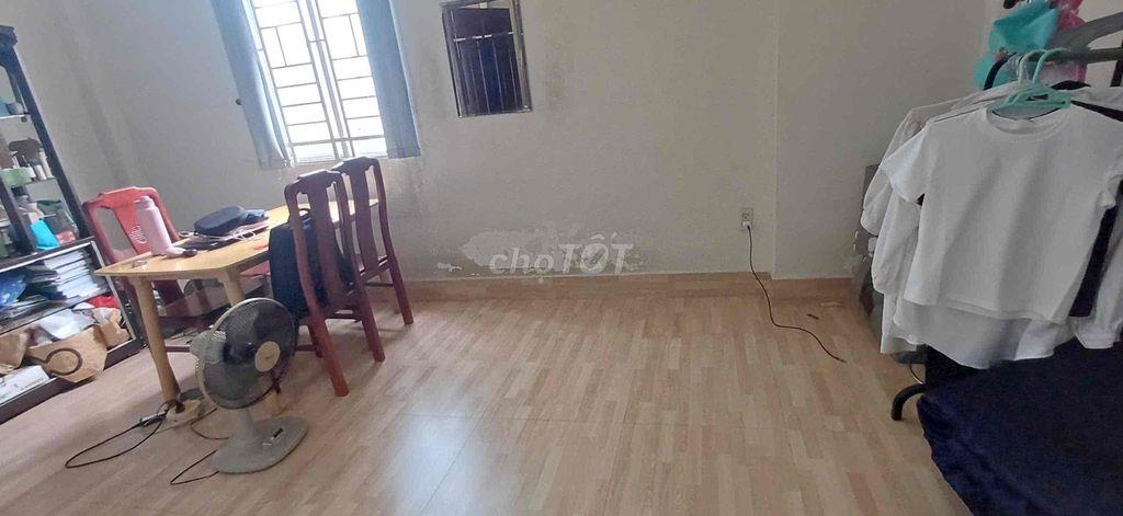 Cho nữ sinh viên (ưu tiên ngành sư phạm) ở ghép bao điện, nước.