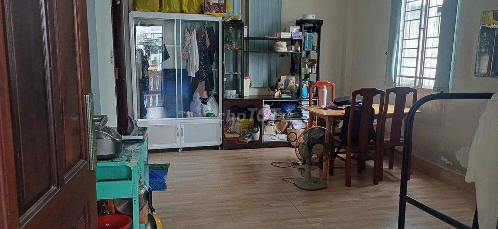 Cho nữ sinh viên (ưu tiên ngành sư phạm) ở ghép bao điện, nước.