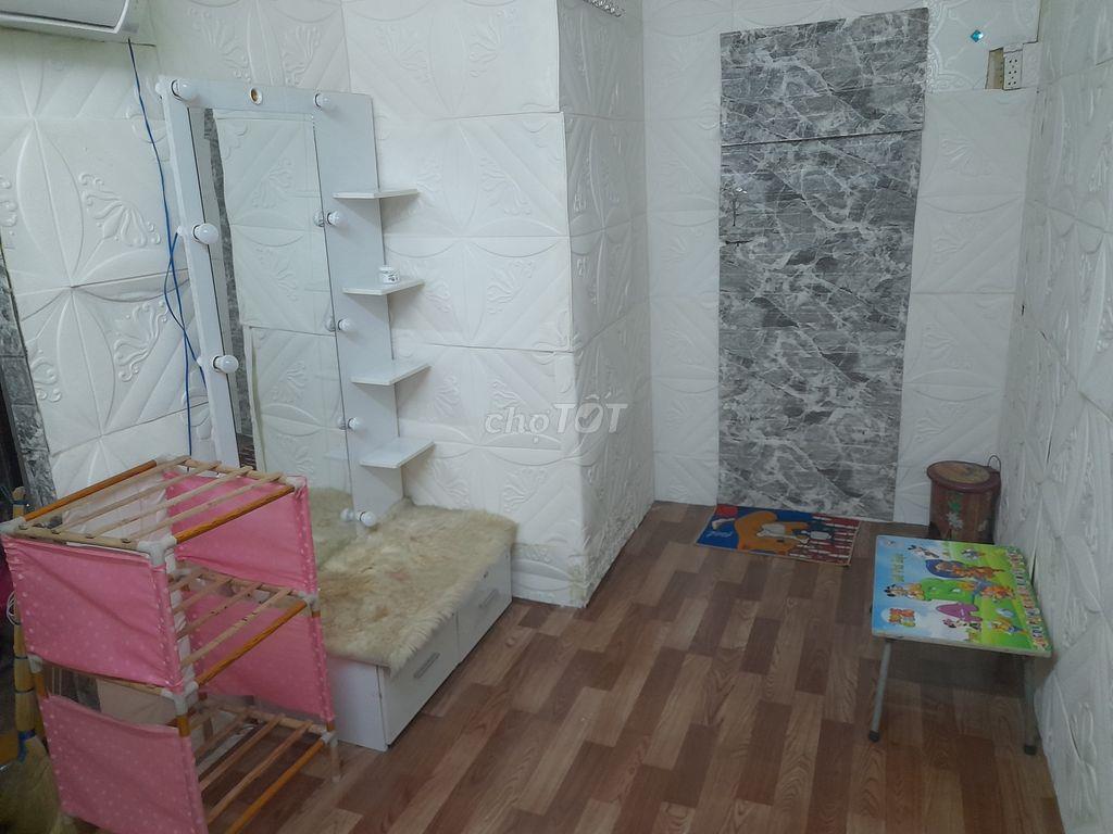 Phòng trọ giá rẻ Q1 giờ giấc tự do thuận tiện đi về