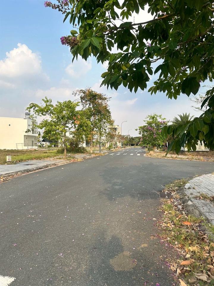 Định cư nước ngoài nên cần bán gấp đất nền, sổ hồng chính chủ
