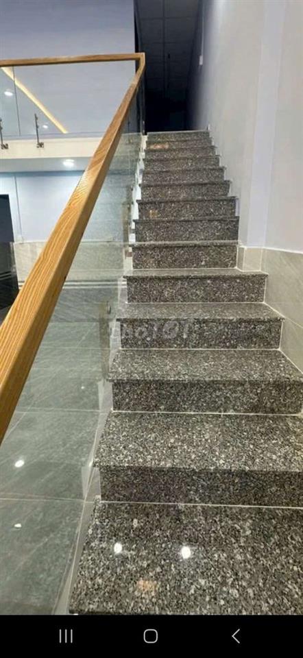 nhà mới xây dựng xông cần bán