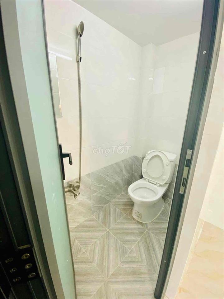 PHÒNG MẶT TIỀN CÓ BAN CÔNG NHÀ BÈ