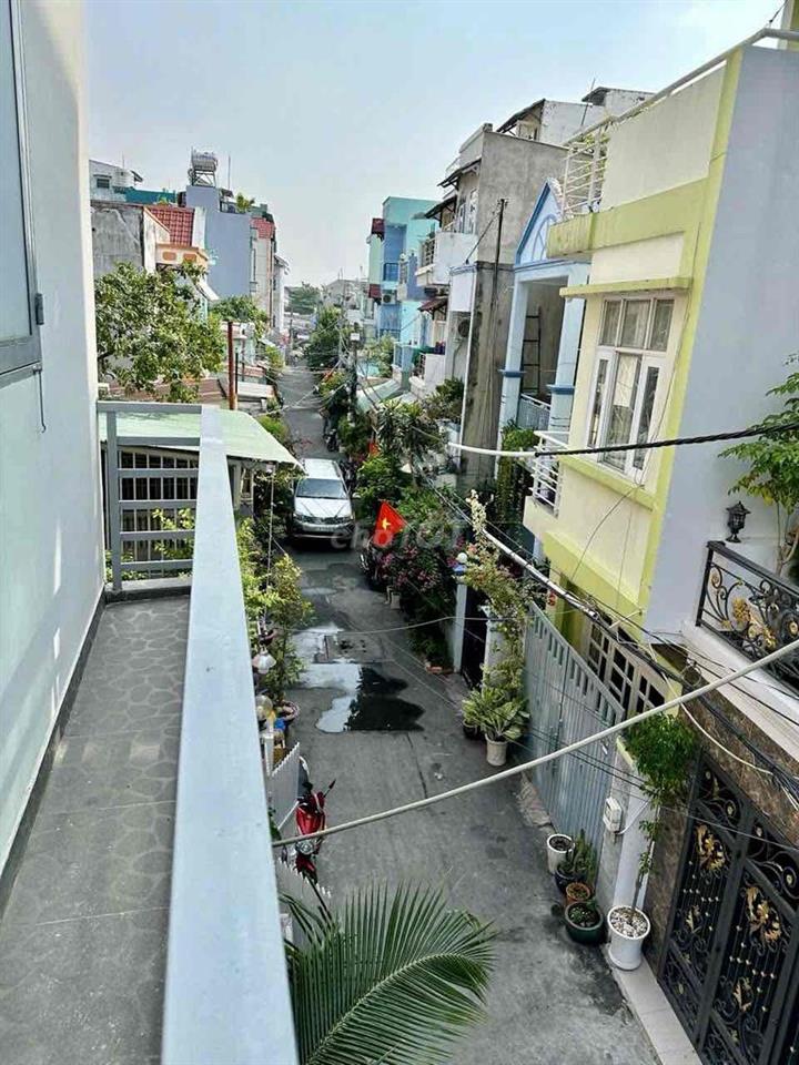 PHÒNG MẶT TIỀN CÓ BAN CÔNG NHÀ BÈ