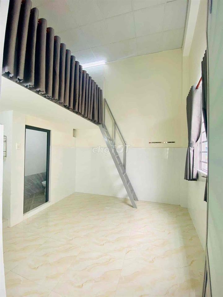 PHÒNG MẶT TIỀN CÓ BAN CÔNG NHÀ BÈ