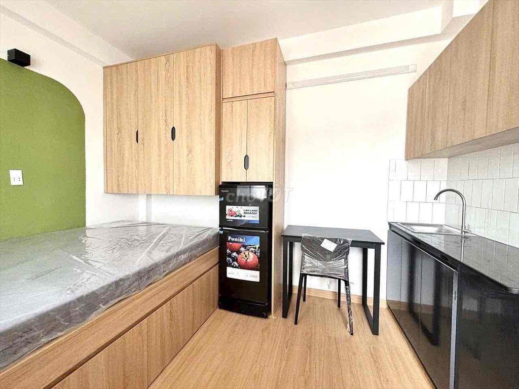Phòng Full Nội Thất, cửa sổ trời