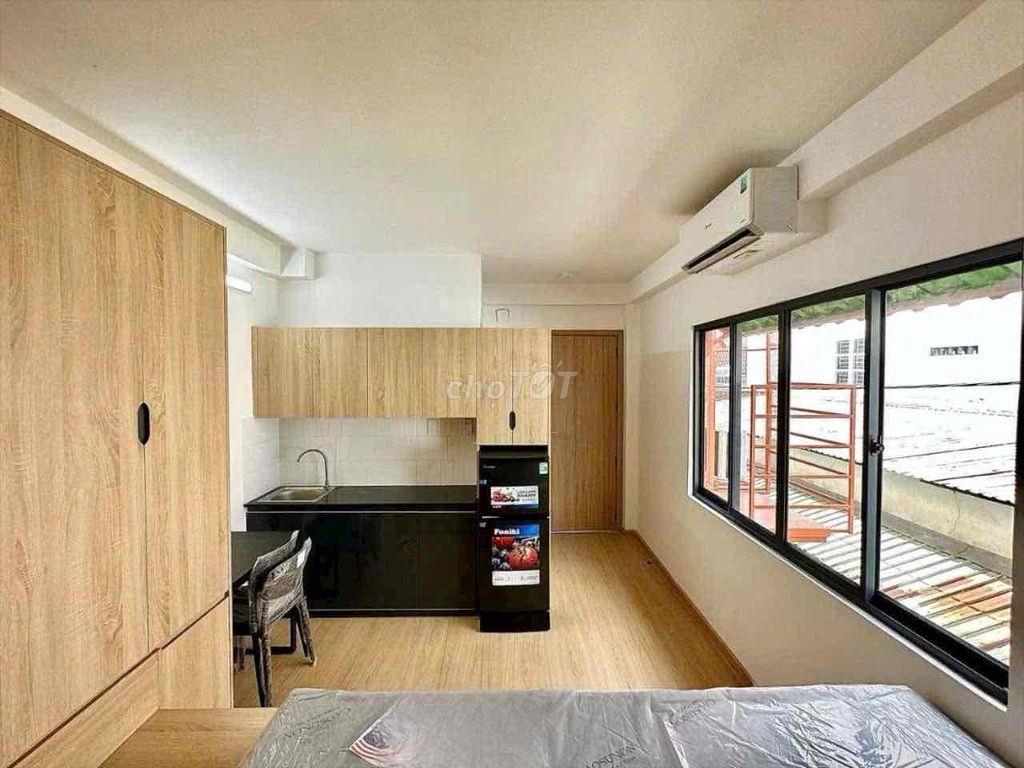 Phòng Full Nội Thất, cửa sổ trời