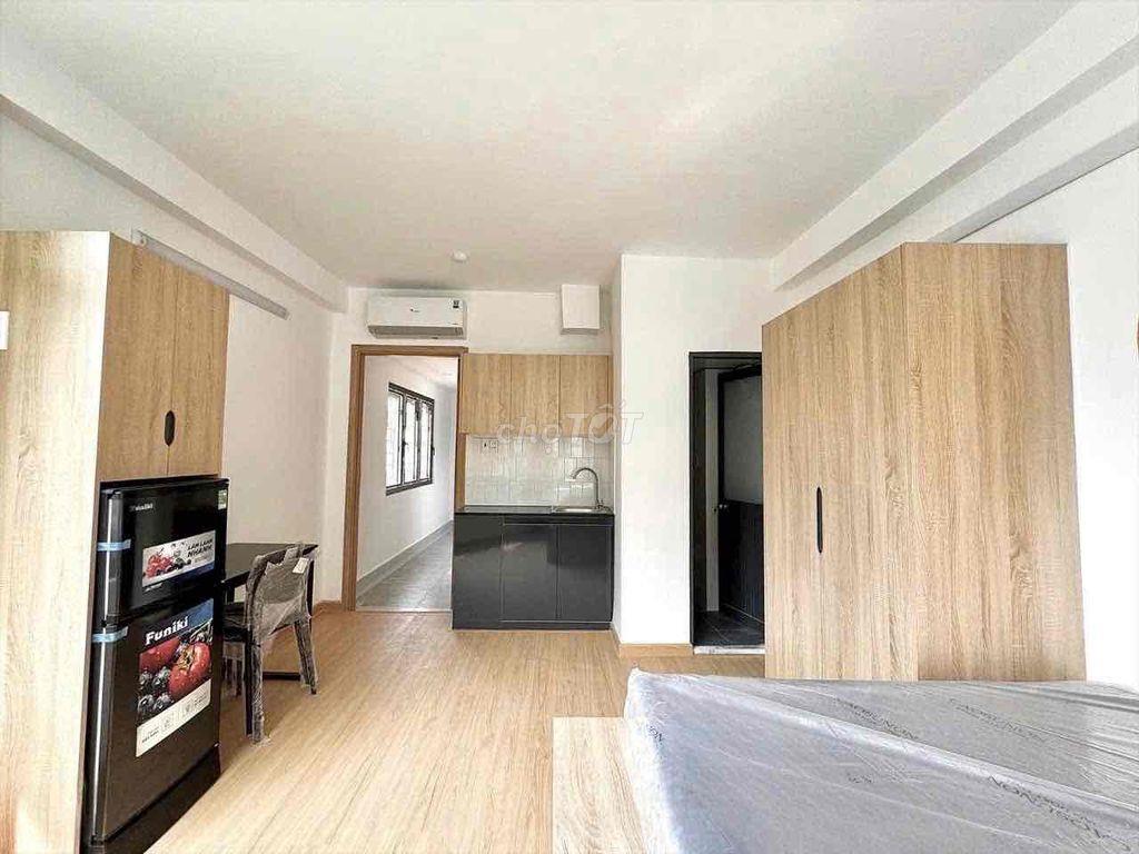 Phòng Full Nội Thất, cửa sổ trời