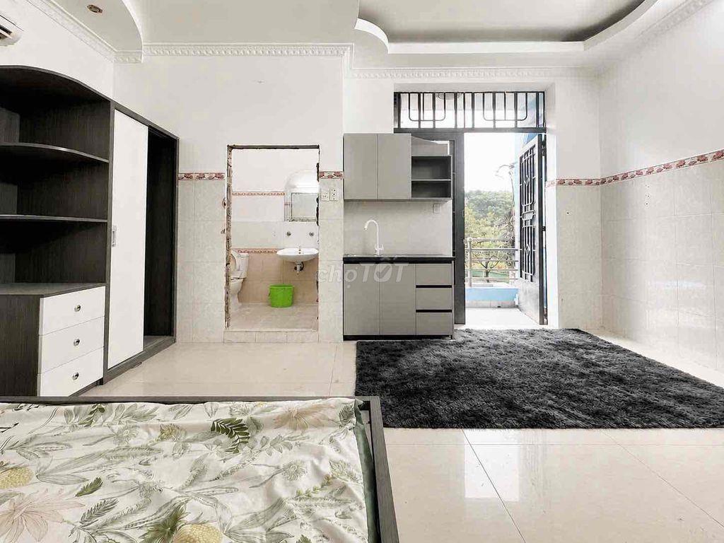 Phòng ban công, cửa số, có chổ đậu oto