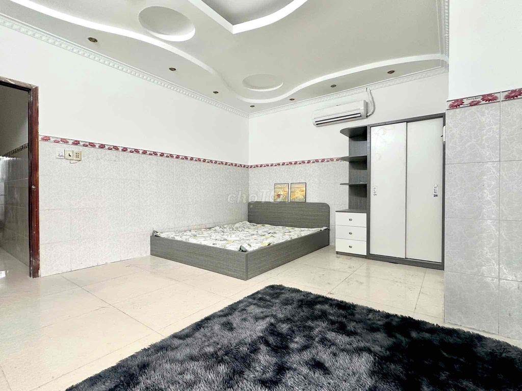 Phòng ban công, cửa số, có chổ đậu oto