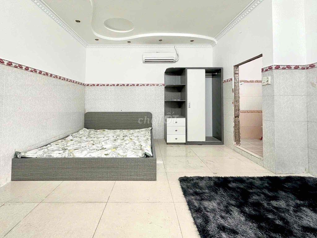 Phòng ban công, cửa số, có chổ đậu oto