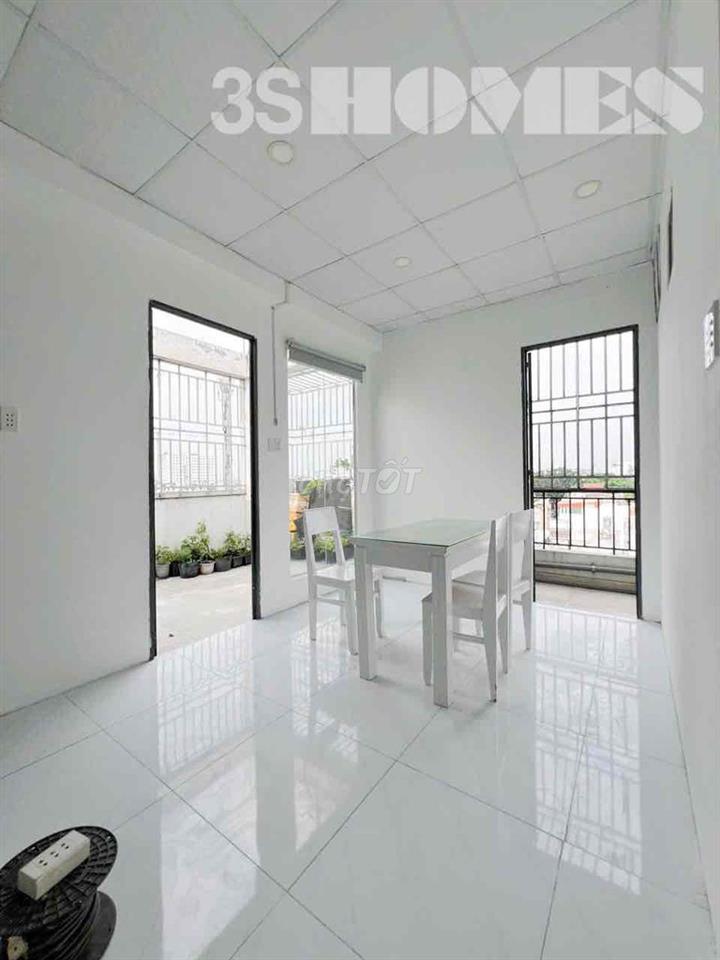Penhouse 1 phòng ngủ, có ban công, sân sau