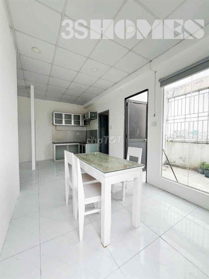 Penhouse 1 phòng ngủ, có ban công, sân sau