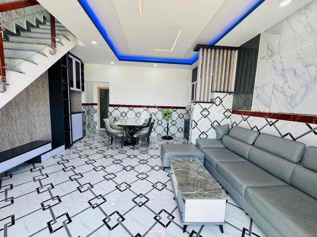 Bán nhà gấp , nhà rộng rãi , chính chủ , sổ riêng