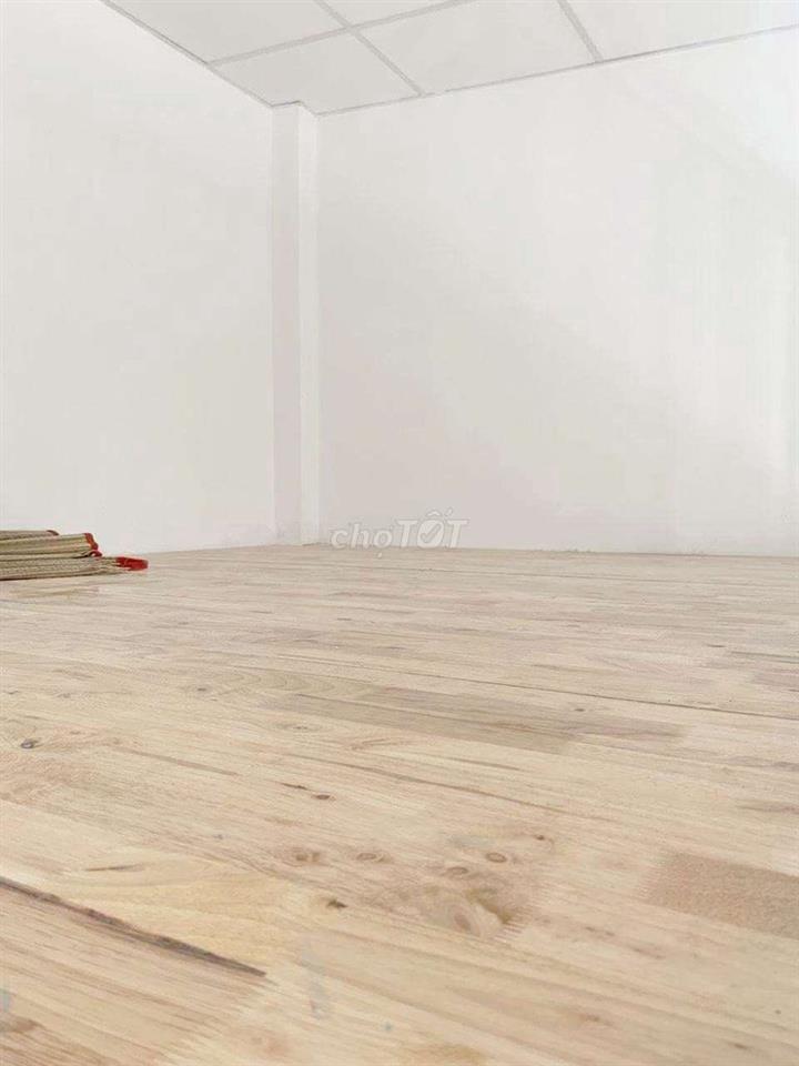 Lê Văn Lương góc NTThập phòng có gác, giờ tự do