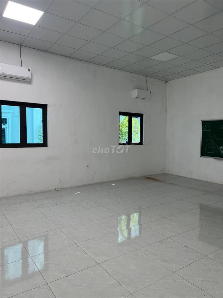 CHO THUÊ VĂN PHÒNG / TRUNG TÂM 700M2 MẶT TIỀN ĐƯỜNG GẦN KCN NỘI BÀI