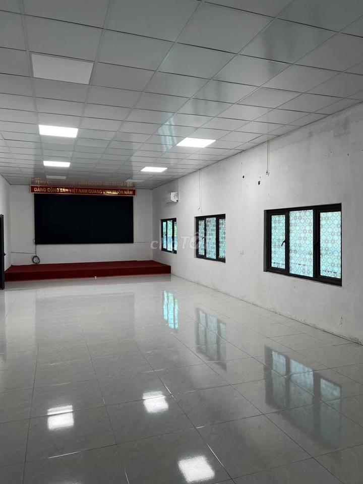 CHO THUÊ VĂN PHÒNG / TRUNG TÂM 700M2 MẶT TIỀN ĐƯỜNG GẦN KCN NỘI BÀI