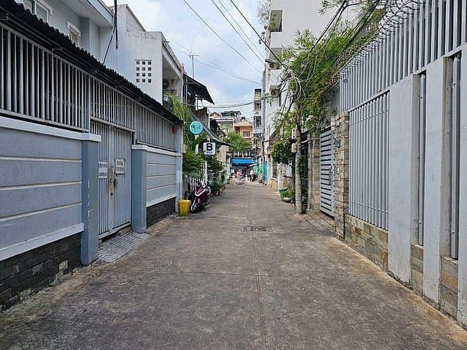 BÁN NHÀ HẺM XE HƠI , TRÊN TRỤC ĐƯỜNG LỚN QUẬN 4