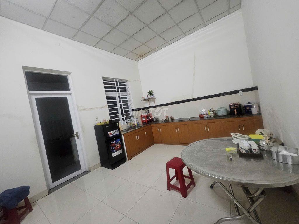 CHO THUÊ NHÀ NGUYÊN CĂN 150M² – CÓ SÂN ĐẬU Ô TÔ – GIÁ 6 TRIỆU/THÁNG