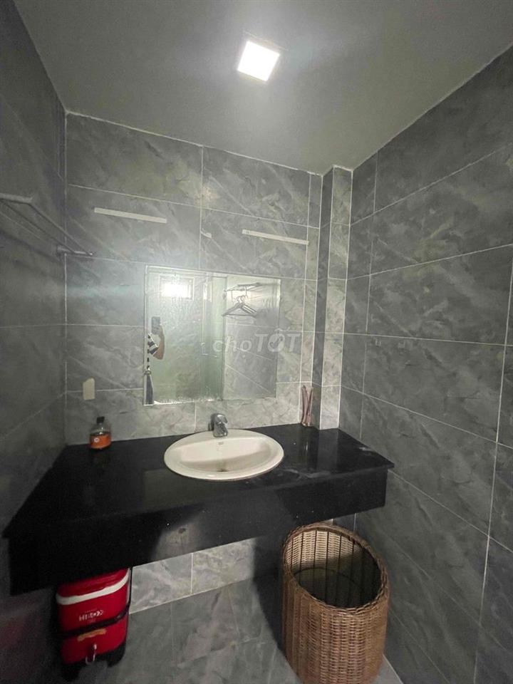 Cho thuê tầng 2 nhà mặt tiền Nguyễn Hoàng