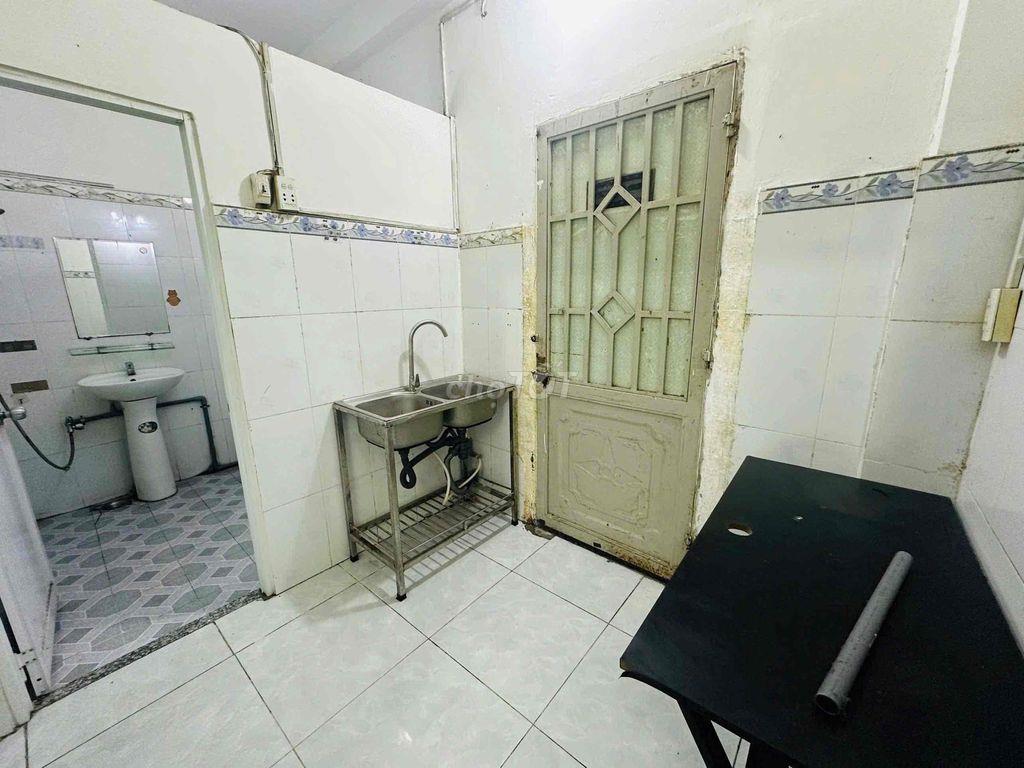 Trống Phòng Tầng Trệt •> Nguyễn Văn Linh