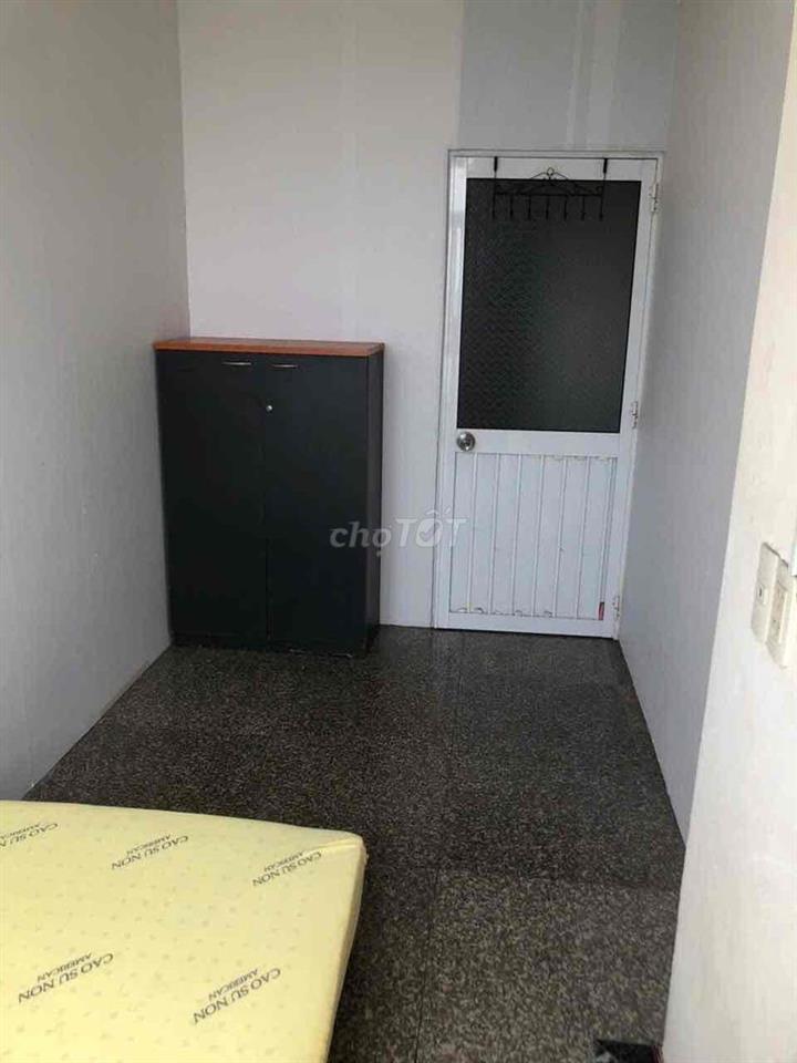 còn *** 1 phòng hai triệu mốt ở lê văn lương