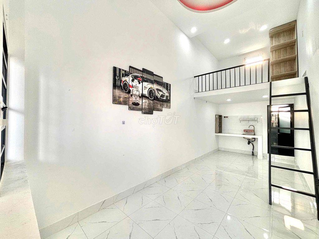 CHO THUÊ PHÒNG CÓ GÁC CAO 2,5M THANG MÁY, BAN CÔNG 2 CỬA SỔ PHÍ DV RẺ