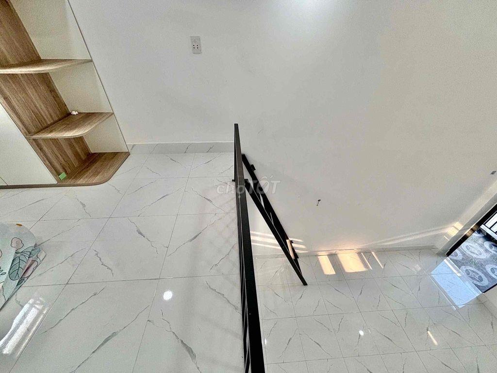 CHO THUÊ PHÒNG CÓ GÁC CAO 2,5M THANG MÁY, BAN CÔNG 2 CỬA SỔ PHÍ DV RẺ