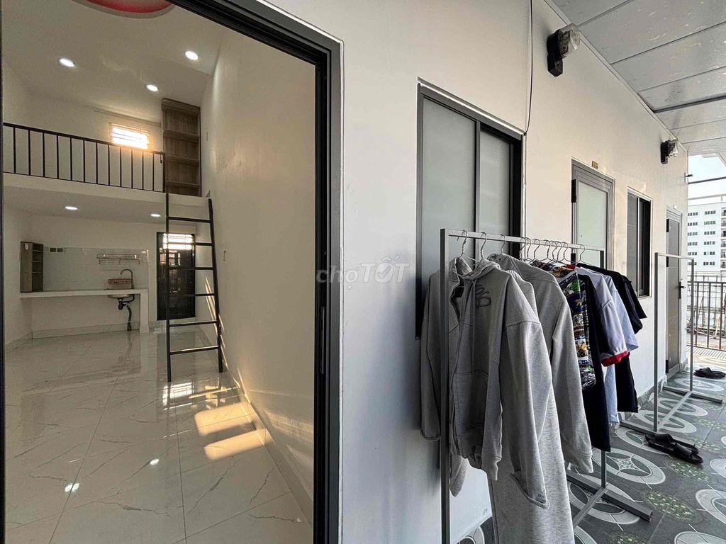 CHO THUÊ PHÒNG CÓ GÁC CAO 2,5M THANG MÁY, BAN CÔNG 2 CỬA SỔ PHÍ DV RẺ